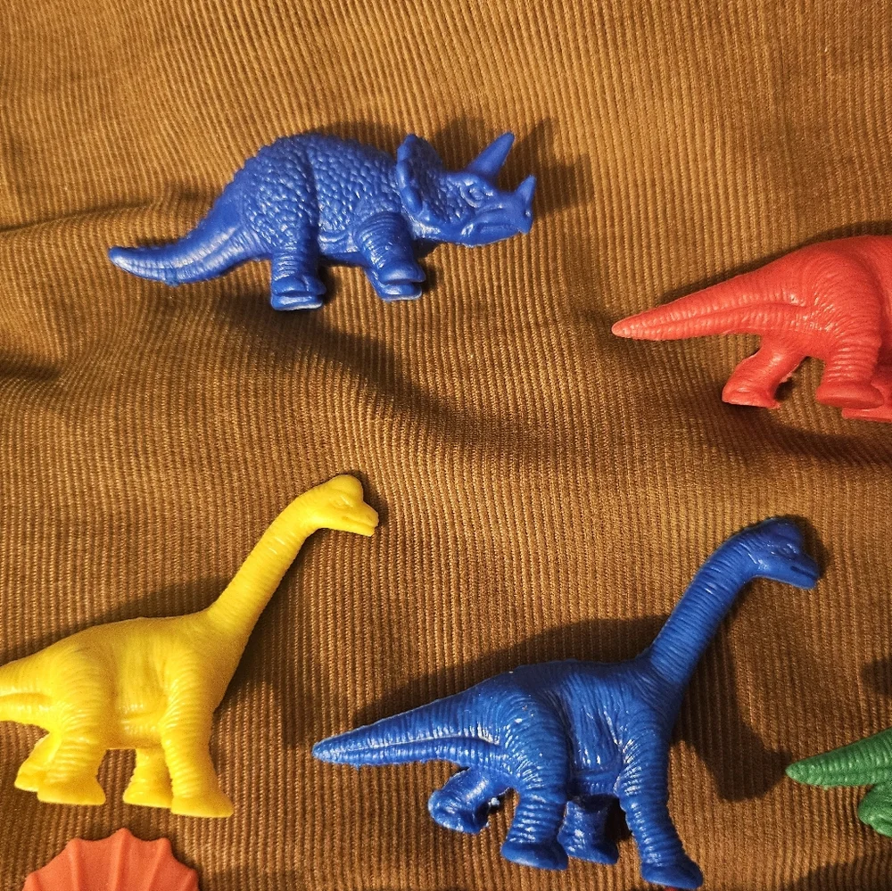 Lot Of 39 Small Plastic Dinosaur Figures‎ Various Types &Colors Sorting Counting